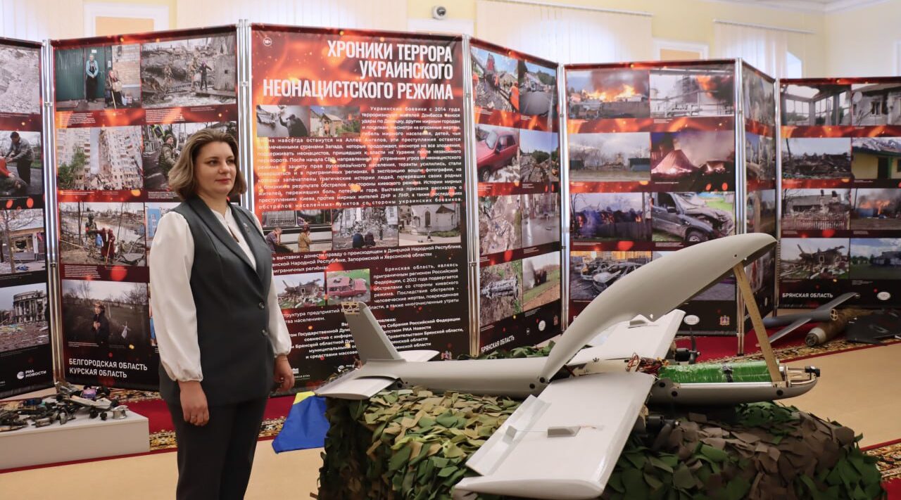 Александр Богомаз и генерал Евгений Никифоров посетили выставку «Хроники террора»