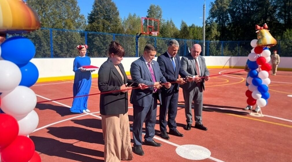 В брянском посёлке Бытошь открыли современную спортивную площадку