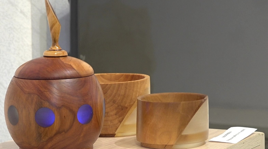 В Брянске открылась юбилейная выставка мастера по дереву Владимира Петрушина