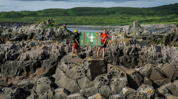 Активисты из Комаричского района установили флаги малой родины на Курильских островах