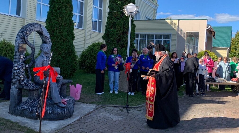 В Злынке увековечили память поэта Николая Мельникова