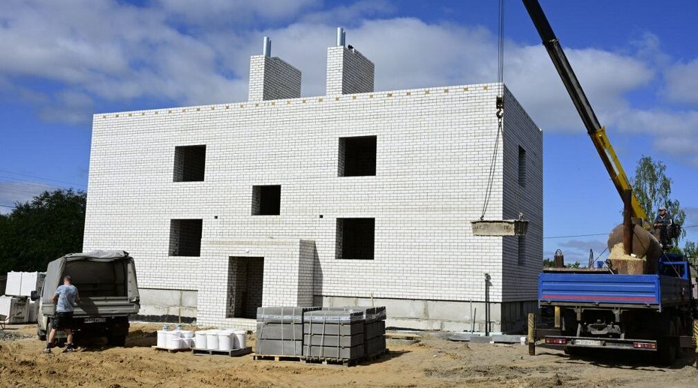 В брянском Сураже для детей-сирот возводятся два дома