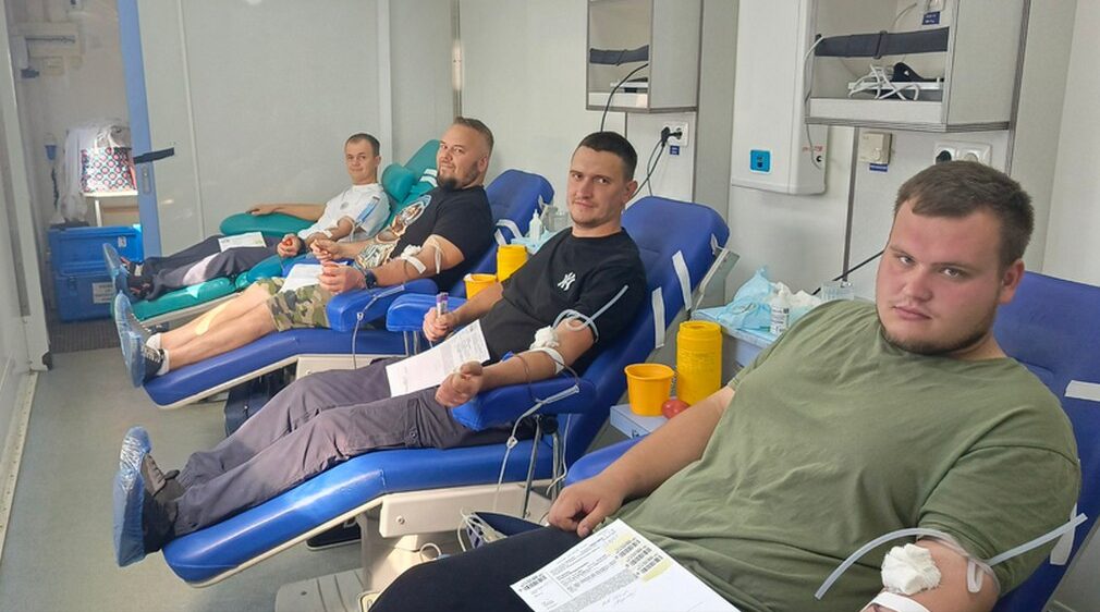 Брянские ветераны СВО сдали кровь на мобильной станции переливания