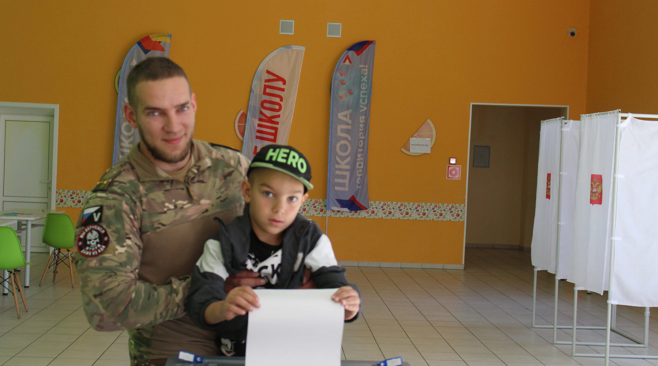 Участник СВО Евгений Савин пришел на выборы с сыном