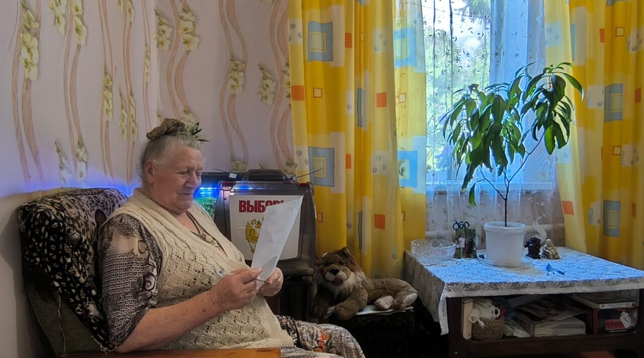 Пенсионерка из Карачева проголосовала на дому: «Мой голос — вклад в будущее внуков и правнуков»