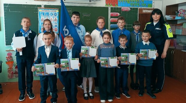 В школе им. А. М. Горького прошло посвящение первоклассников в пешеходы