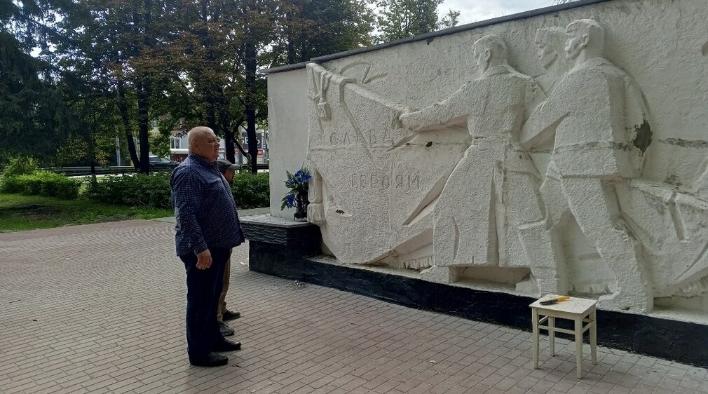 В брянском сквере Металлургов   обновляют барельеф