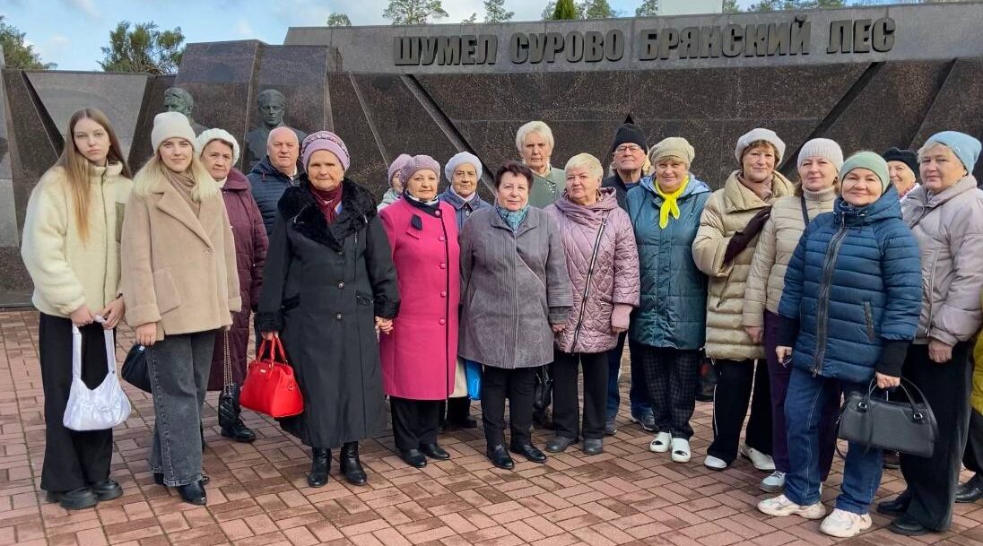 Сотрудники Карачевской библиотеки приняли участие в мероприятии «Летят в бессмертье журавли»