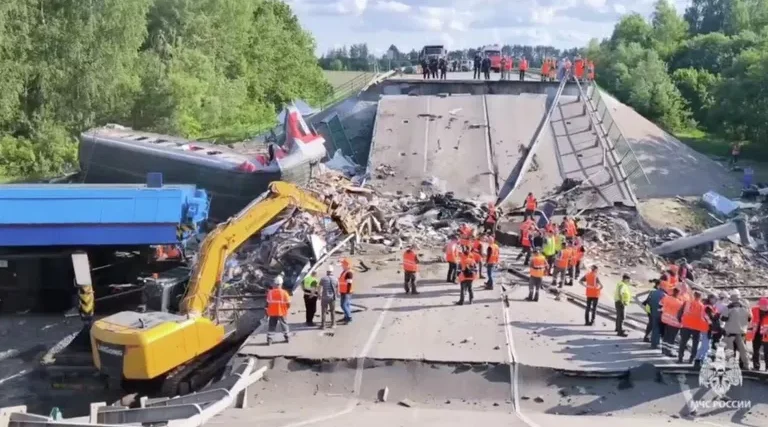 Богомаз сообщил о сроках восстановления рухнувшего при ЧП моста в Брянской области