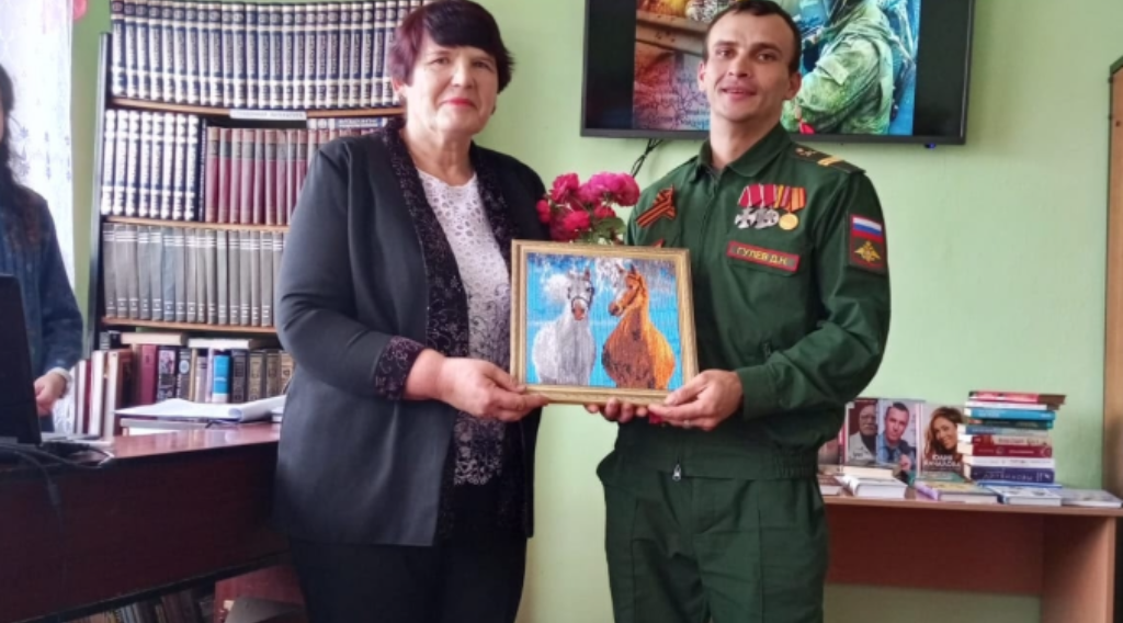 В Злынке школьники встретились с участником боевых действий Денисом Гулевым