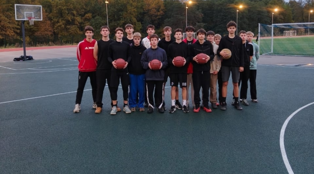 В Брянске  появилась современная баскетбольная площадка