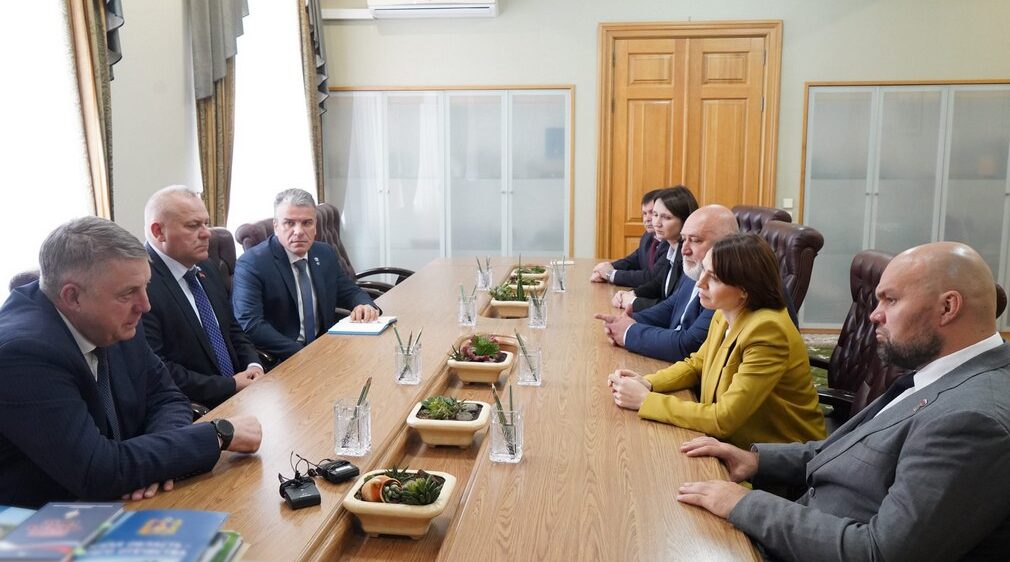 Александр Богомаз провел встречу с гостями форума молодых аграриев