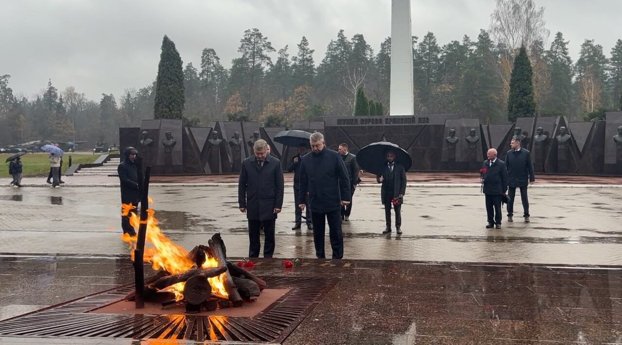 Делегация во главе с Богомазом почтила память героев на «Партизанской поляне»