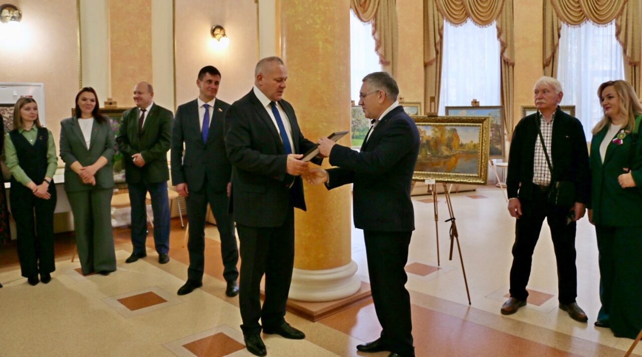 Работы художника Лузакова представили в Брянской областной Думе