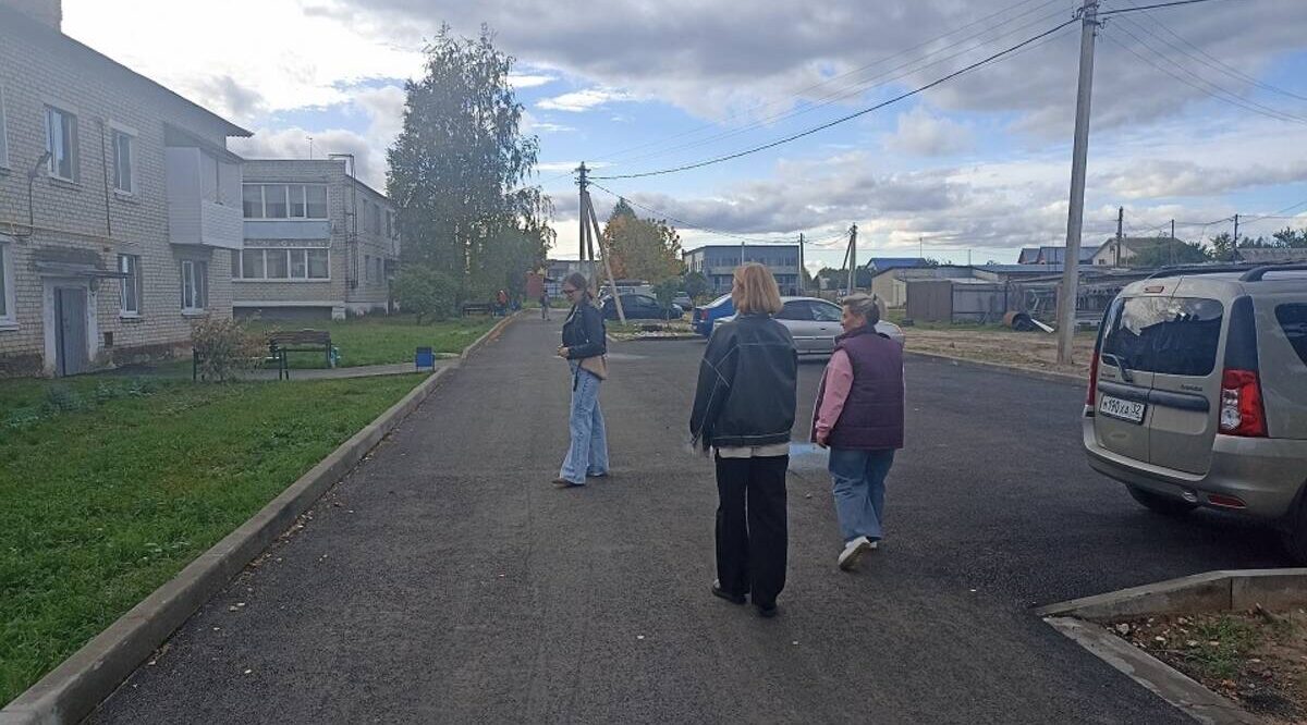 В брянской Суземке благоустроили две дворовые территории