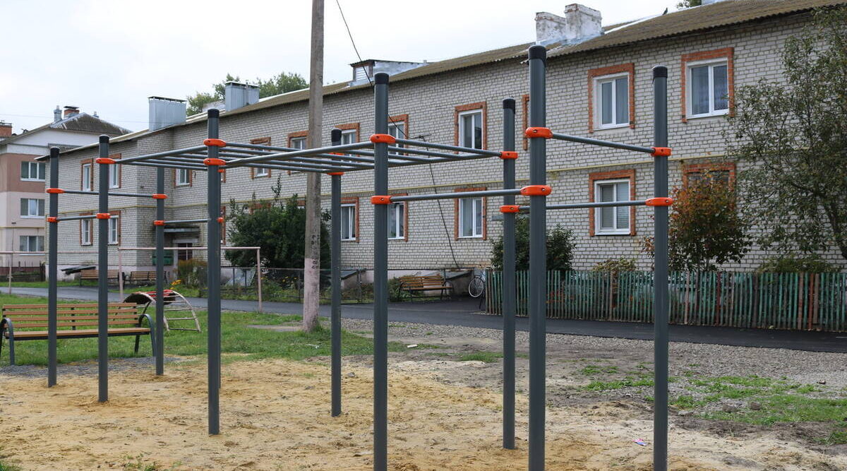 В брянских Комаричах строят  современные детские площадки и спорткомплексы