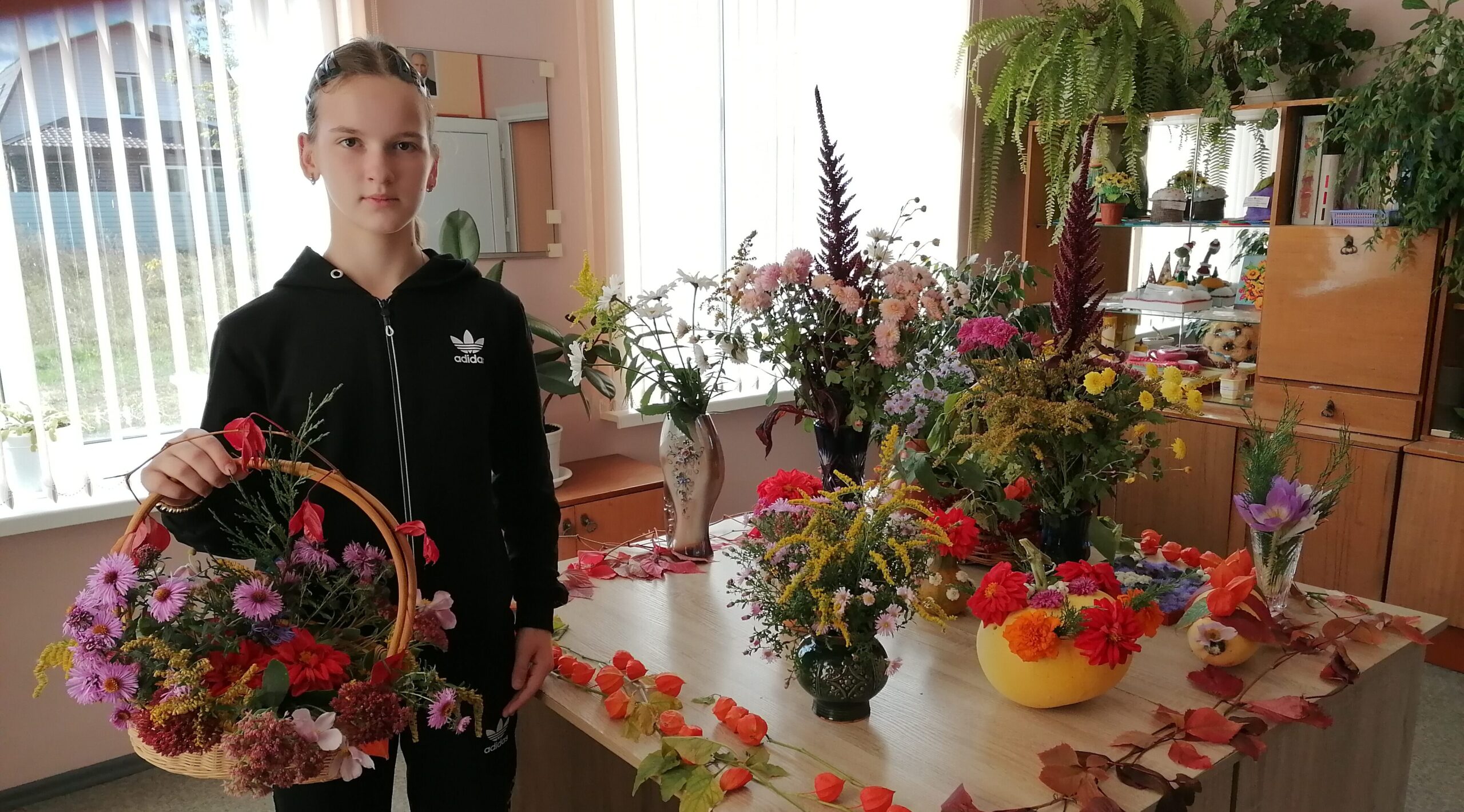 В Трыковском СДК представили выставку «Цветы запоздалые»