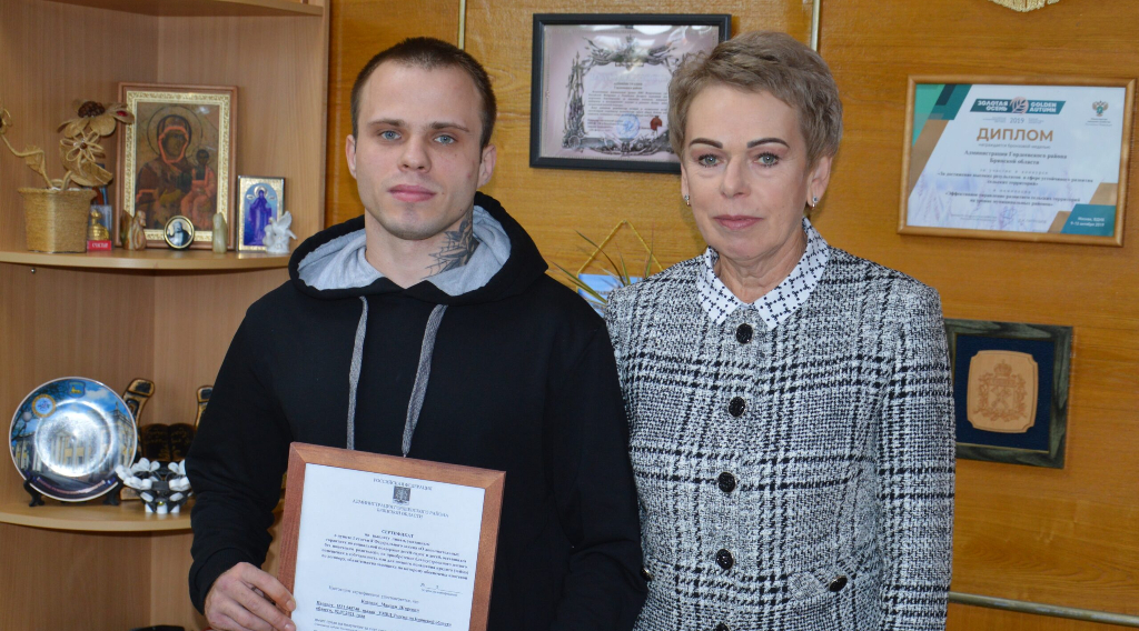 В Гордеевском районе вручили жилищный сертификат детям-сироте