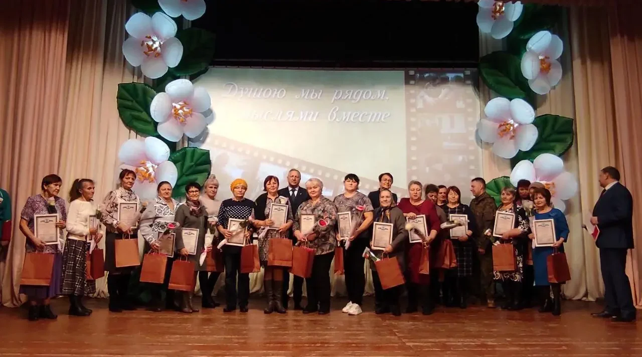 В Стародубе прошел праздничный концерт «Цветок счастья для милых мам»