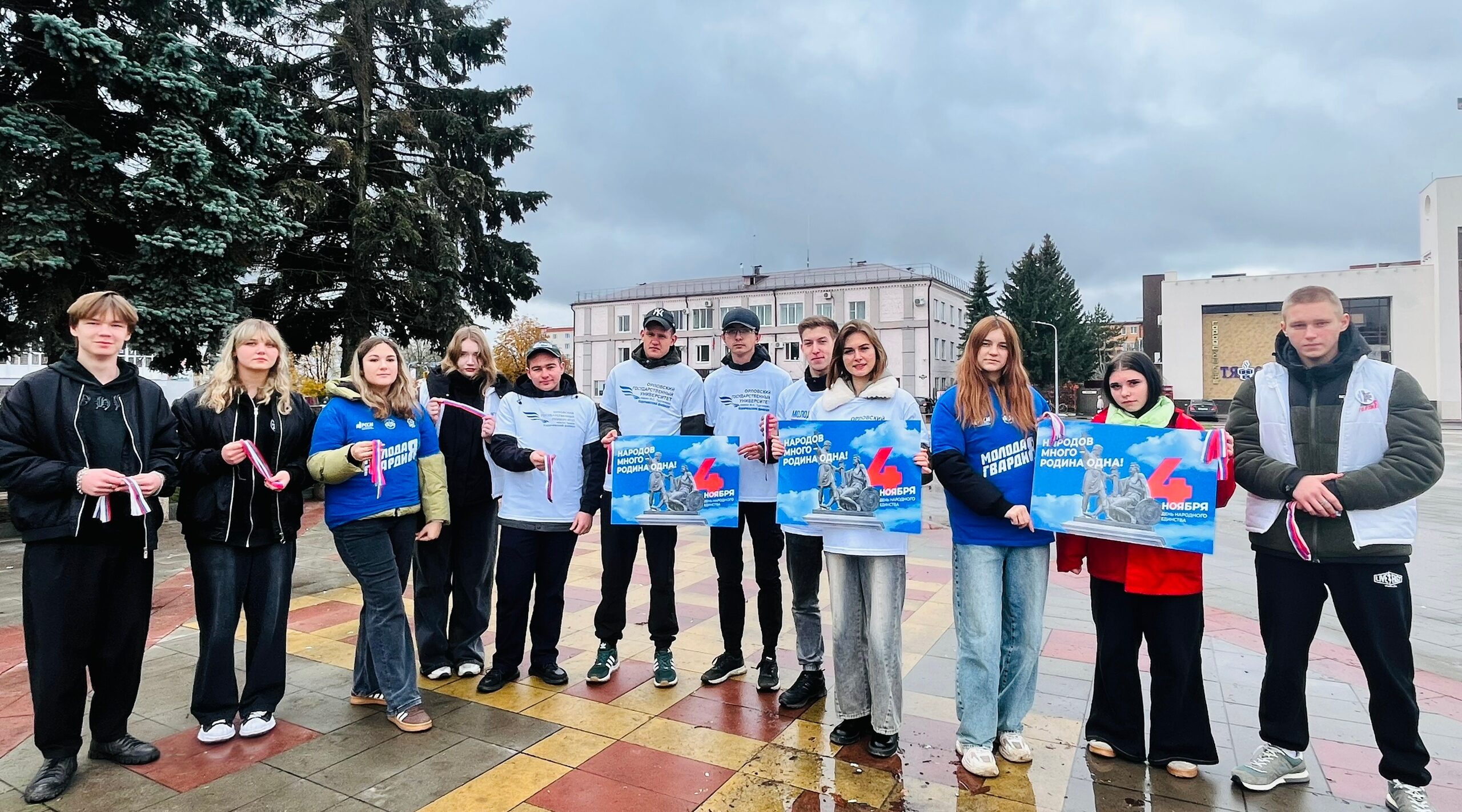 Карачевские волонтеры подарили праздничное настроение