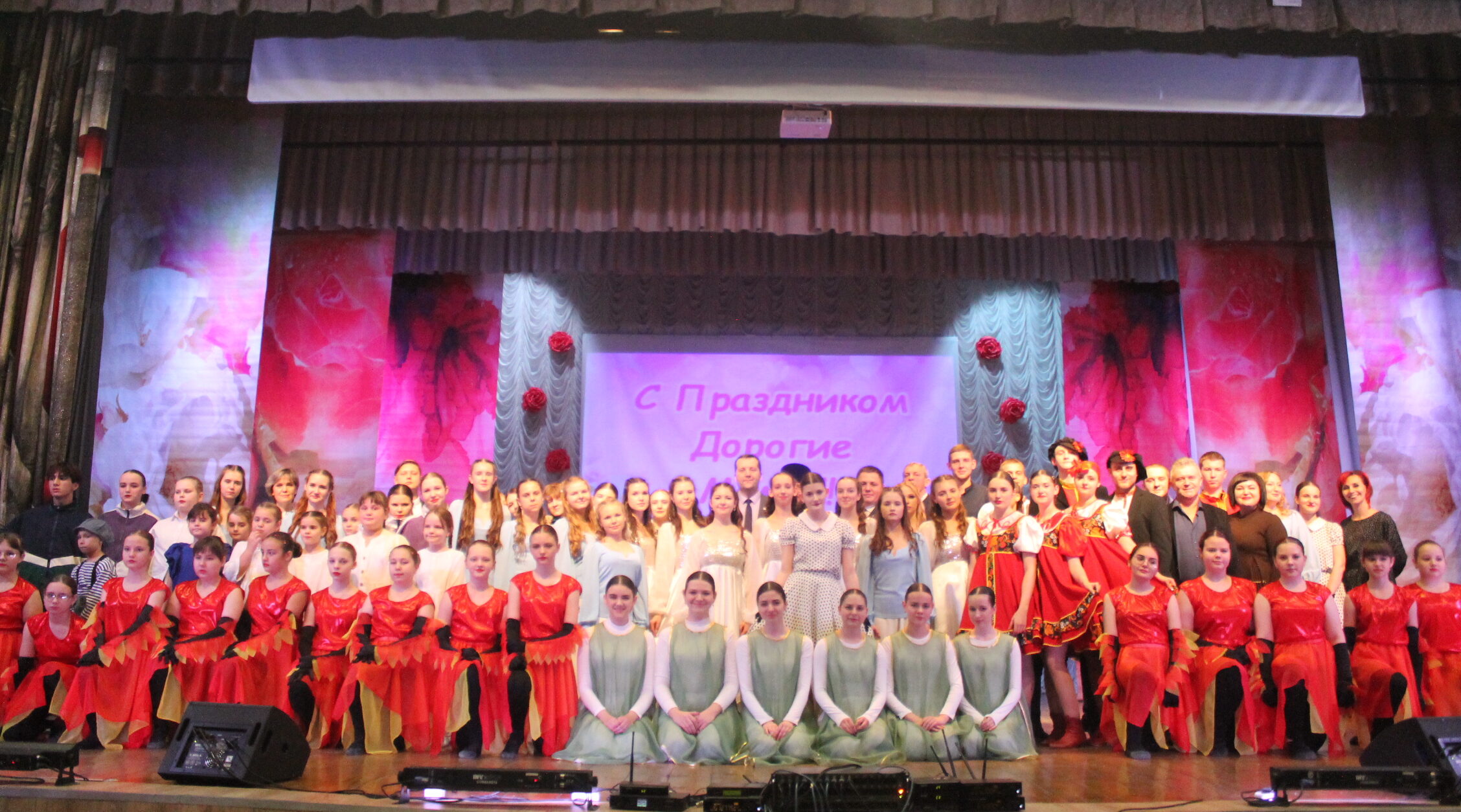 В Карачеве прошел праздничный концерт, посвященный Дню матери