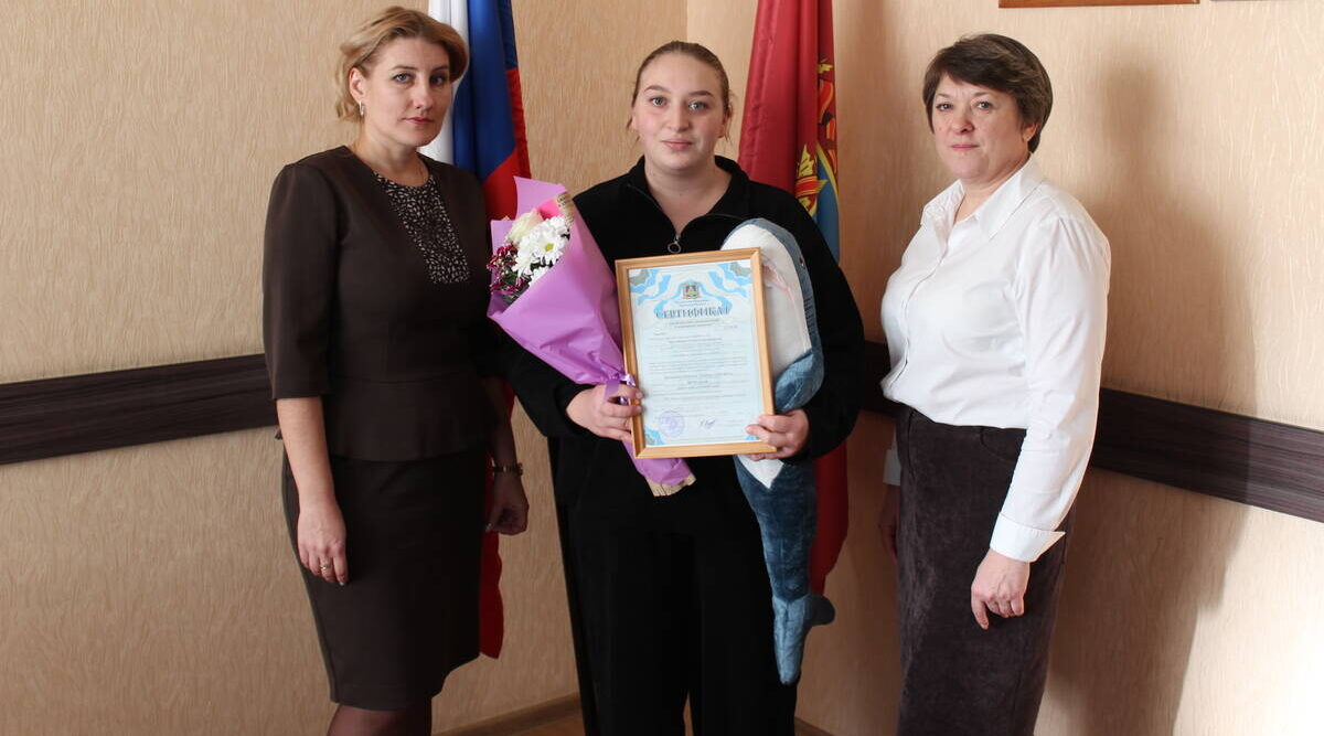 В Суземском районе многодетной матери вручили сертификат на областной маткапитал