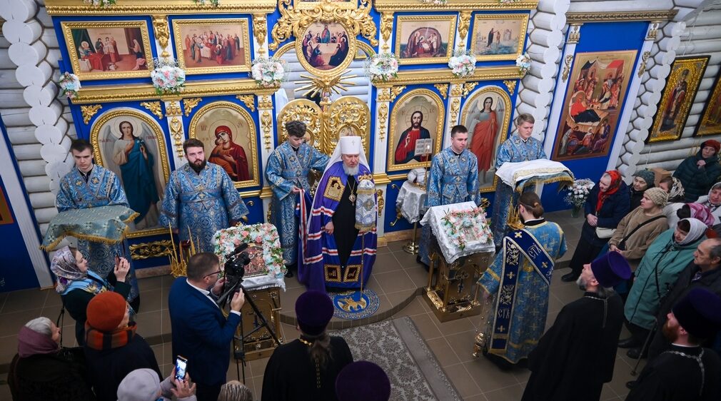 Митрополит Александр провел освящение храма в честь Рождества Пресвятой Богородицы в Фокино