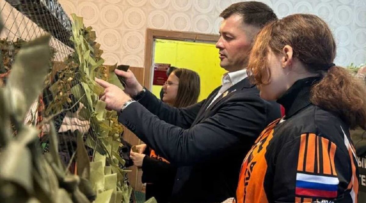 Подопечные брянского фонда «Мирослава» изготовили маскировочные сети для бойцов