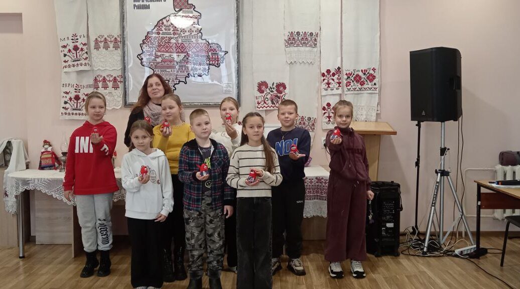 Учащиеся школы им. С.М.Кирова освоили изготовление народной куклы