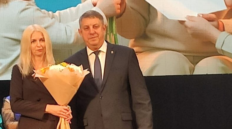 Карачевская мама Елена Сидорова получила почетный знак «Материнская слава»