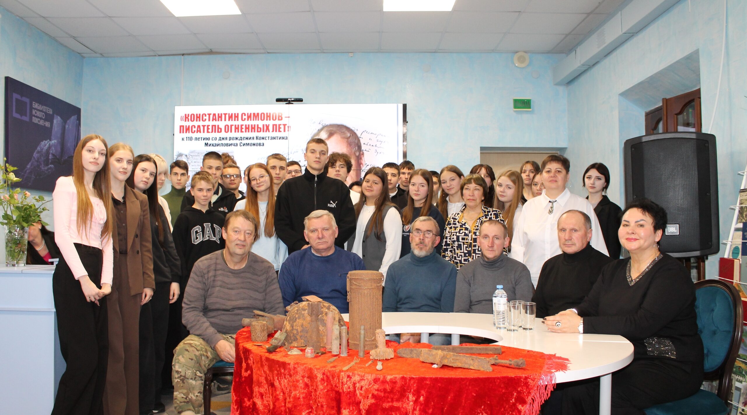 В карачевской библиотеке прошел патриотический час «Мы извлекаем Память из земли»