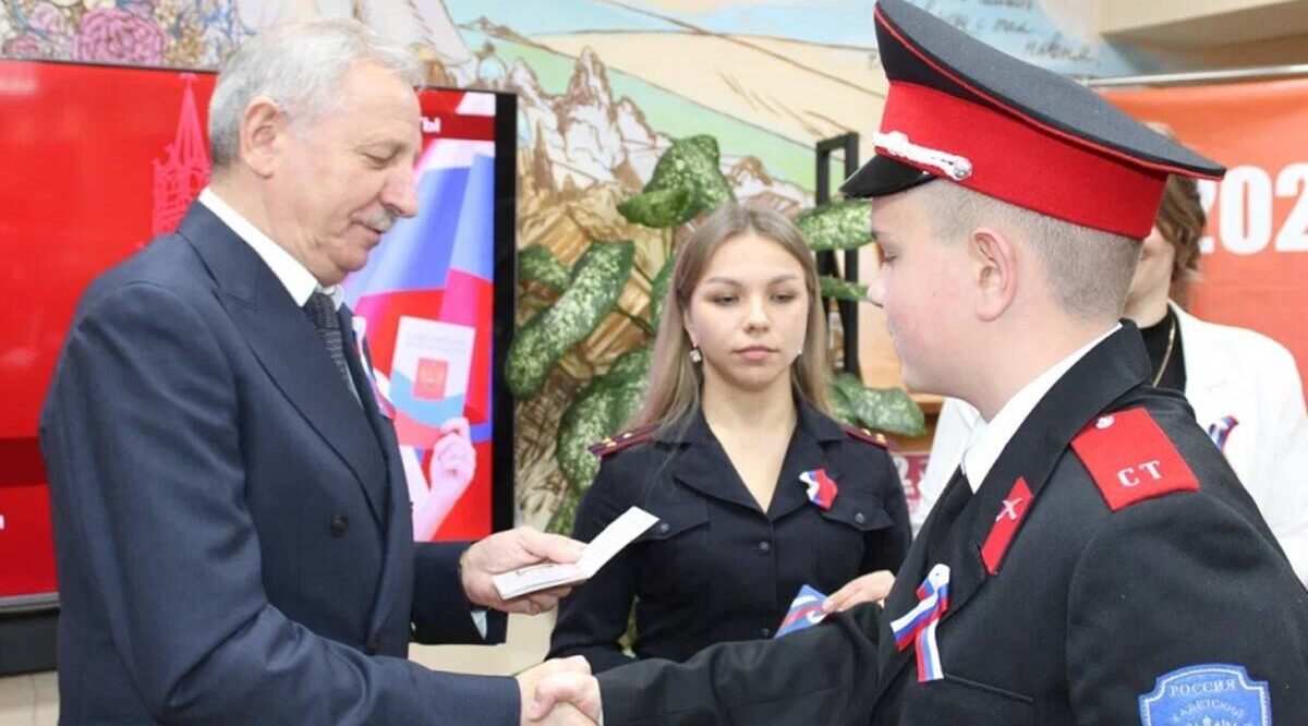 В брянском Стародубе активистам «Движения Первых» вручили паспорта гражданина РФ