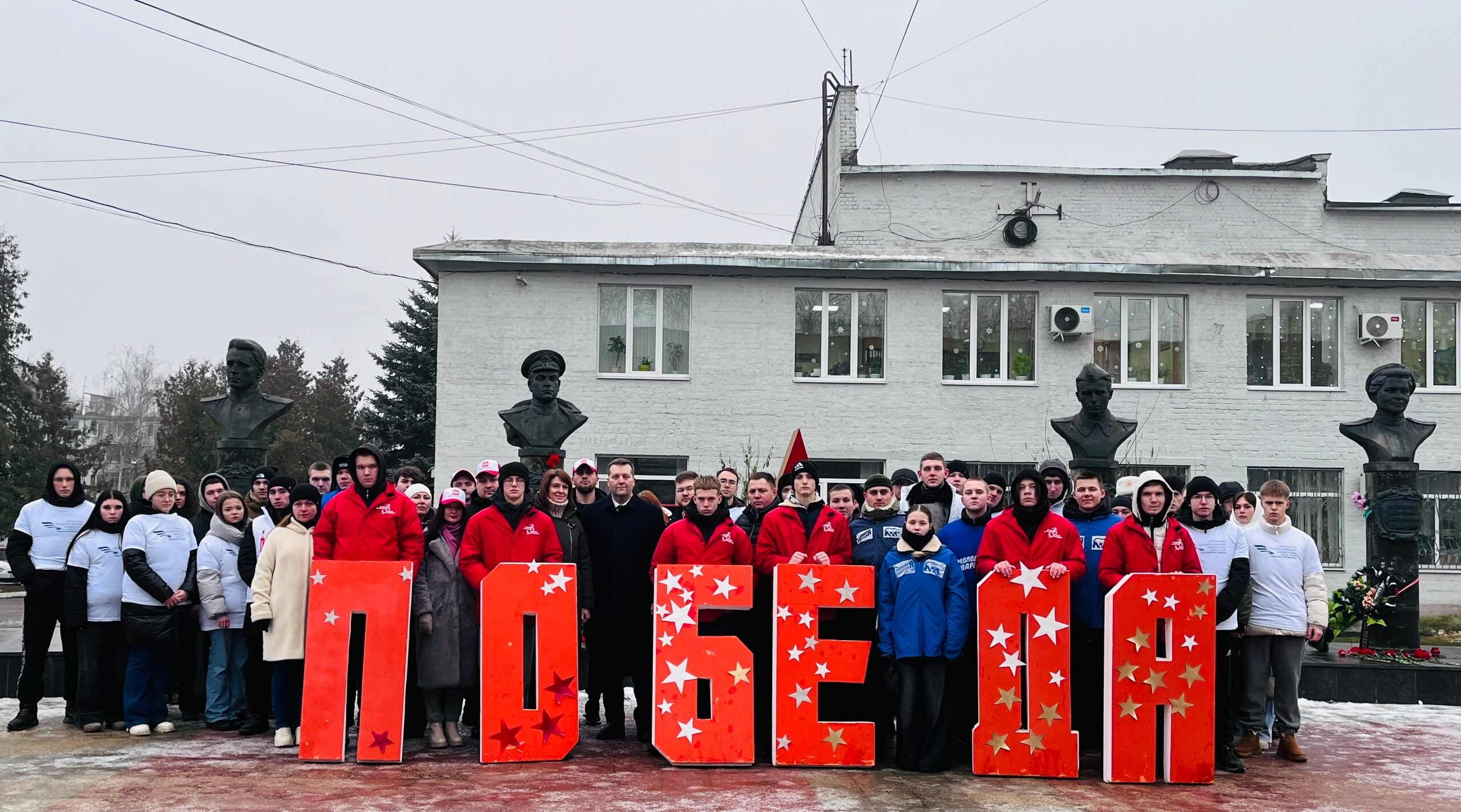 В Карачеве на Аллее Героев прошла патриотическая акция «Георгиевская лента»