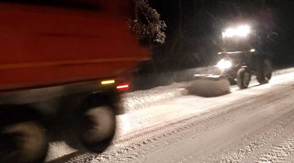 После снегопада в Брянской области дорожные службы перешли на круглосуточный режим работы