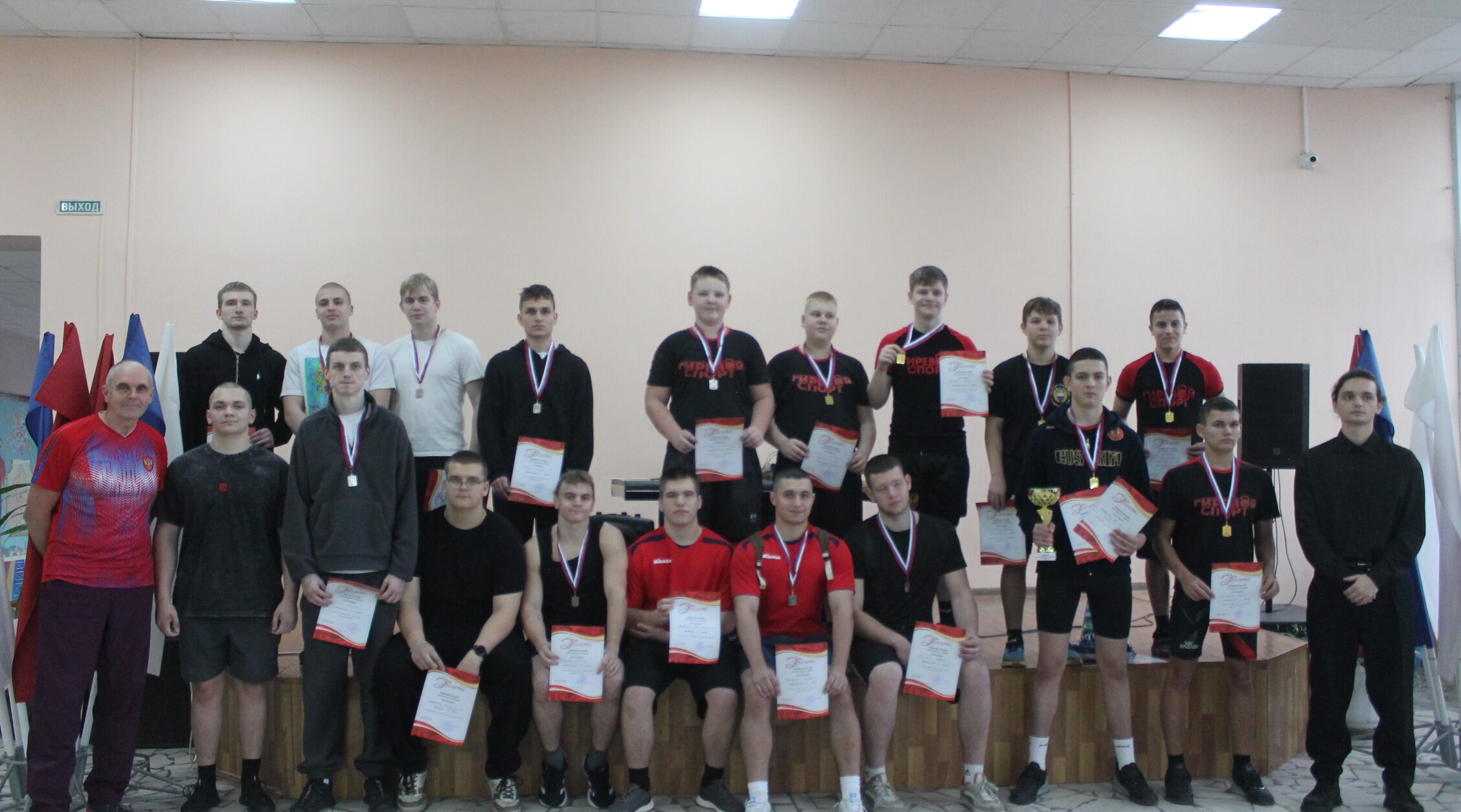 Традиционные соревнования по гиревому спорту собрали школьные команды района