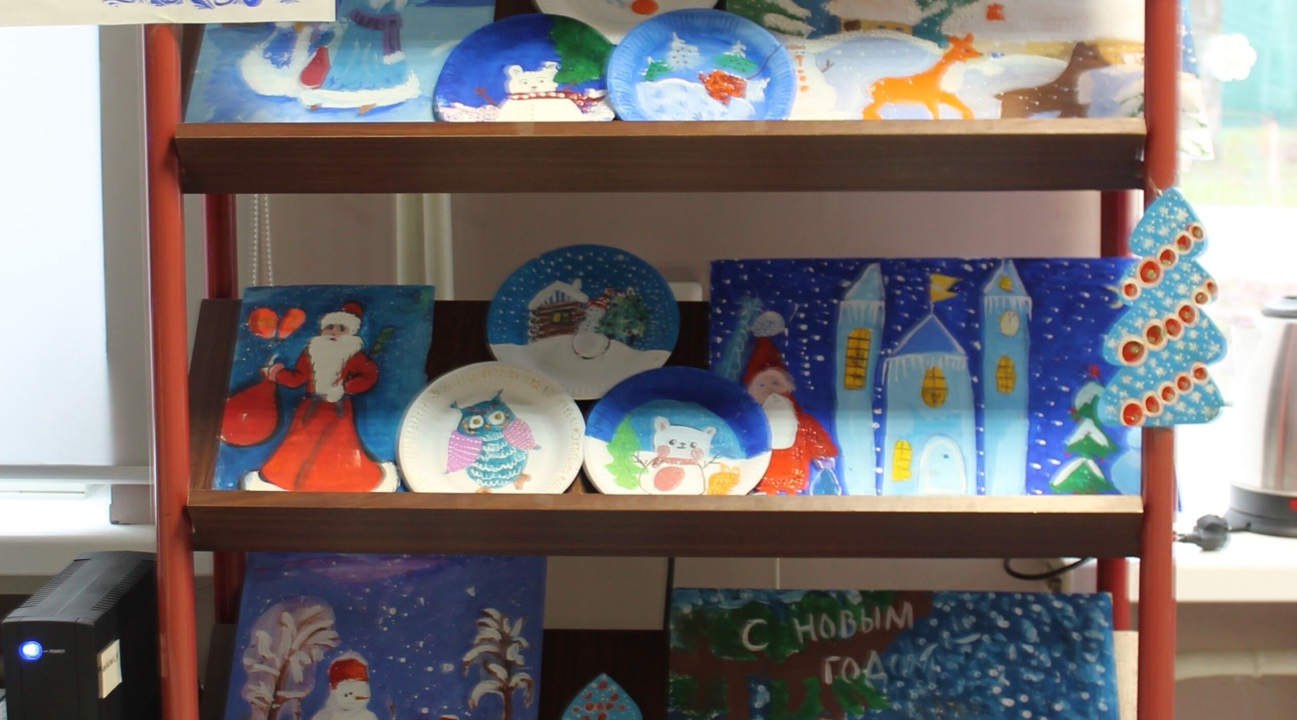 В районной  библиотеке Карачева открылась новогодняя выставка детских рисунков