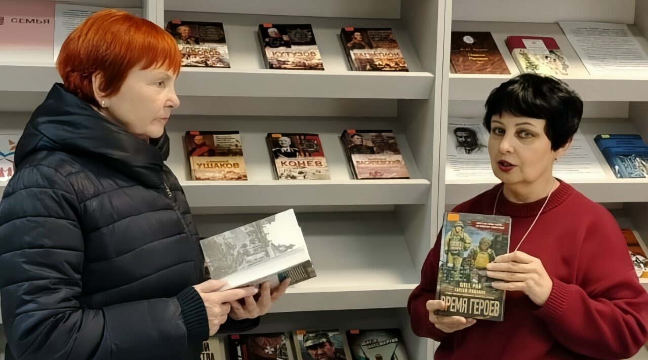 В Карачевской библиотеке открылась выставка ко Дню Героев Отечества