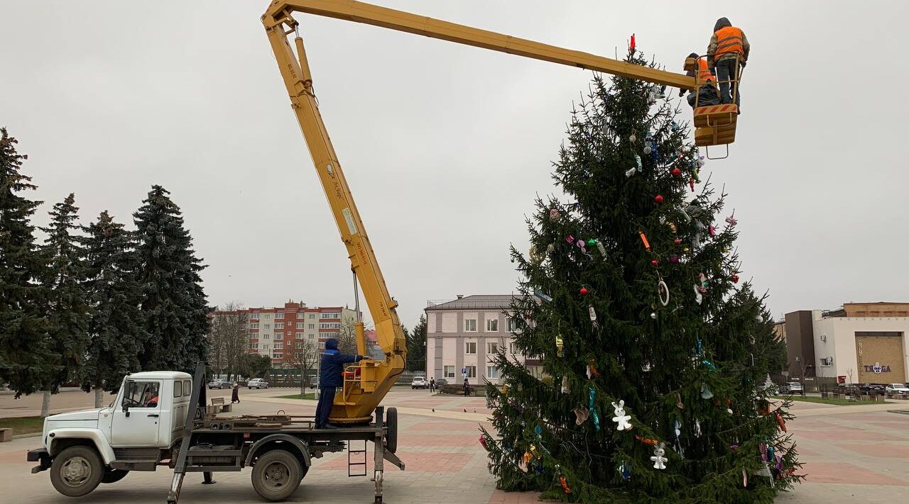 В  Карачеве наряжают главную ёлку