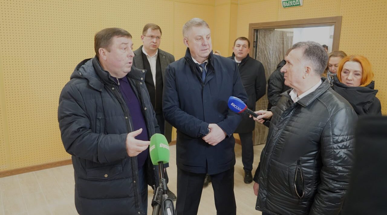 Александр Богомаз и ректор Сеченовского университета оценили ход строительства нового филиала.