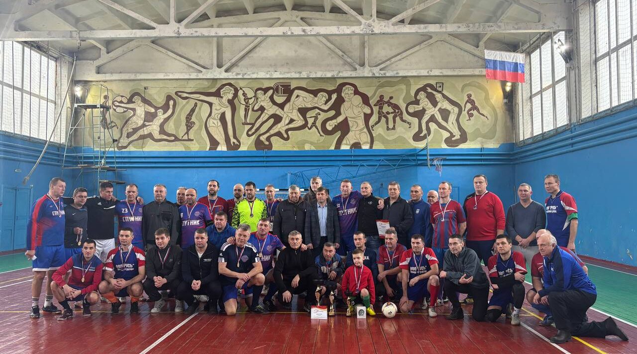 Открытый кубок Карачева по мини-футболу среди ветеранов посвятили памяти героев