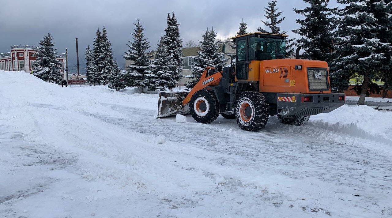 В преддверии Нового года коммунальники Карачева борются со снежными заносами