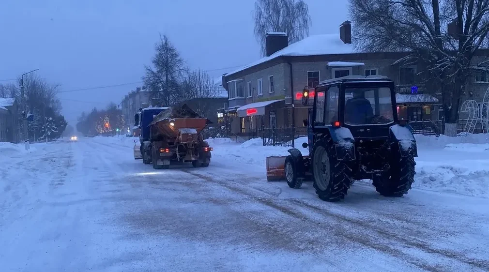 На уборку снега в Унече вывели 16 единиц спецтехники