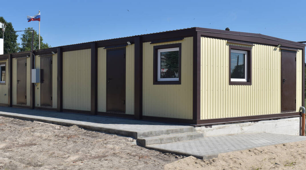 В Клетнянском районе открылись современные модульные раздевалки для спортсменов