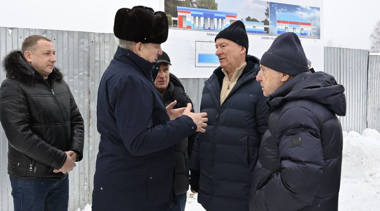 Богомаз и Патрушев оценили новый спорткомплекс в Журиничах и пообщались с олимпийскими чемпионами