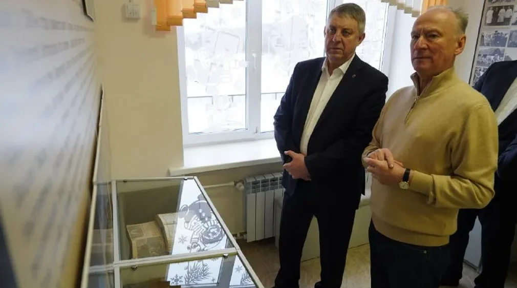 Помощник Президента Патрушев и губернатор Богомаз посетили уникальный школьный музей в Журиничах