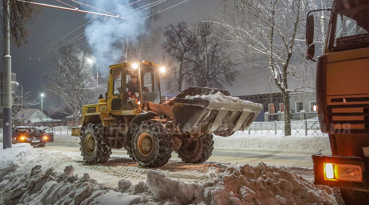 В Брянске продолжают уборку снега в частном секторе