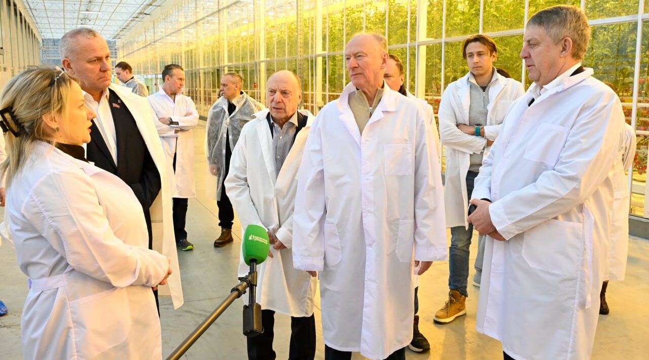 Богомаз и Патрушев посетили тепличный комбинат «Журиничи»