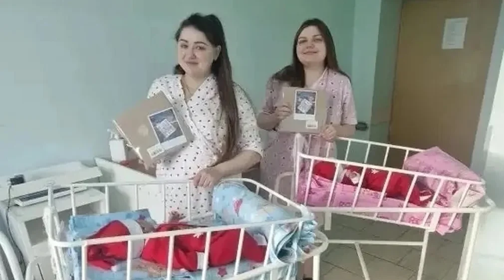 В Брянске поздравили женщин, родивших детей в новогоднюю ночь.