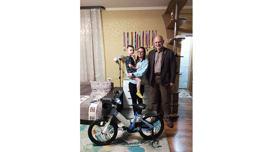 В Новозыбкове депутат подарил велосипед мальчику на «Ёлке желаний»