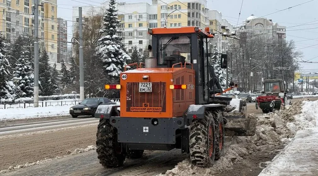 На расчистку дорог Брянской области от снега выведено более 650 единиц техники